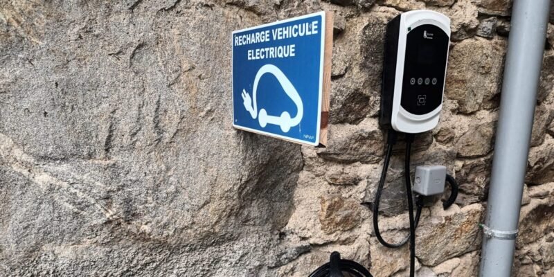 Borne de recharge pour véhicule électrique