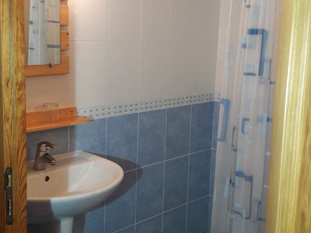 salle d'eau privée avec lavabo et douche italienne