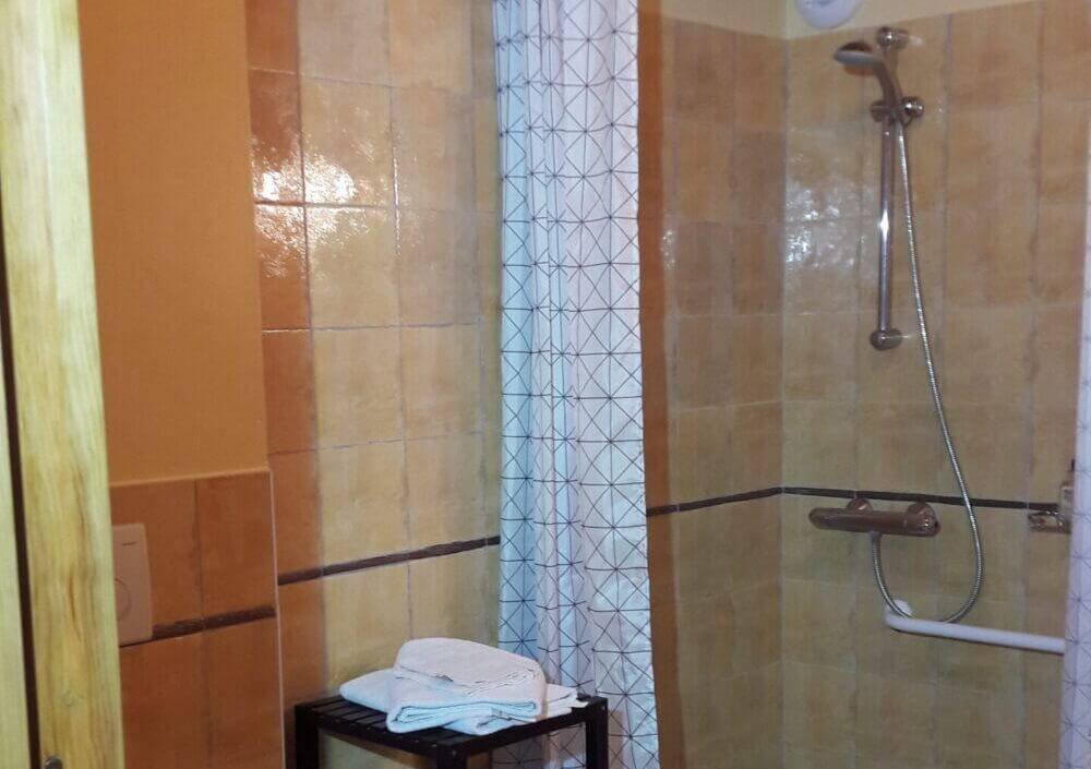 Douche à l'italienne privée incluse à la chambre