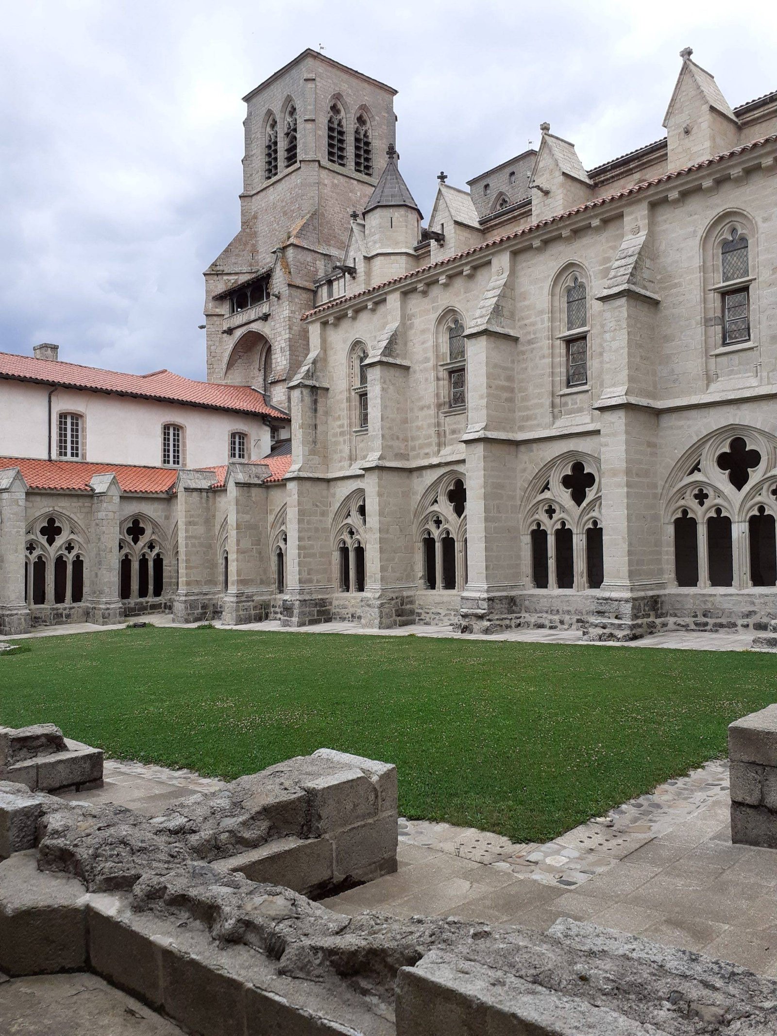 Cour intérieure de l'abbatiale de la Chaise Dieu